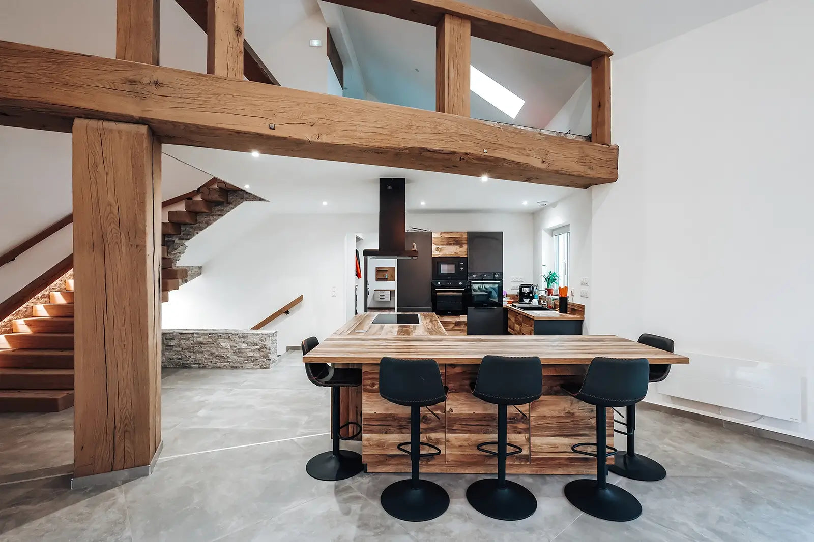 Photographie immobilier haut de gamme à La Trinque avec cuisine ouverte - The Mimari Group pour Welmo
