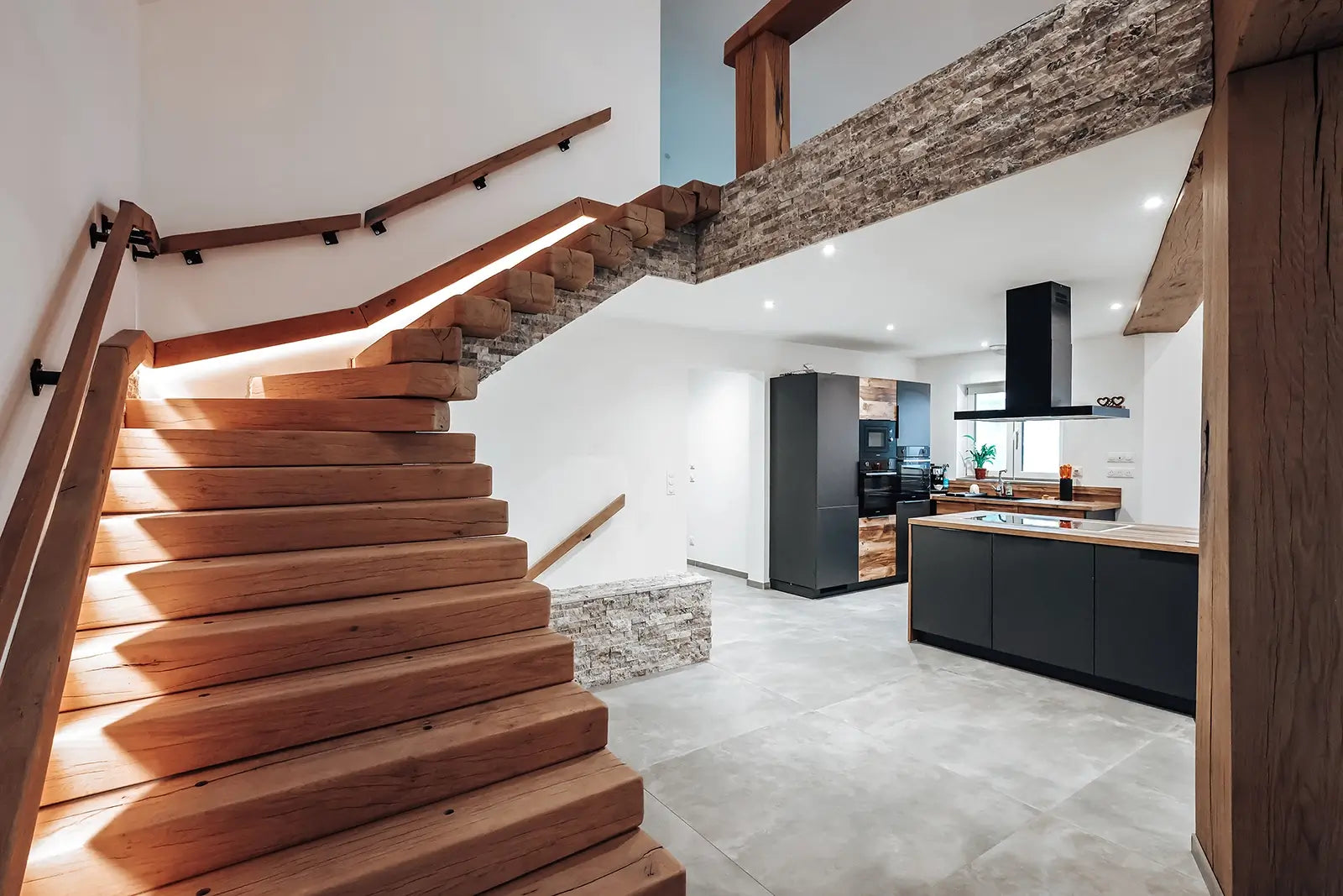 Photographie immobilier haut de gamme à La Trinque avec escalier en bois et LEDs - The Mimari Group pour Welmo