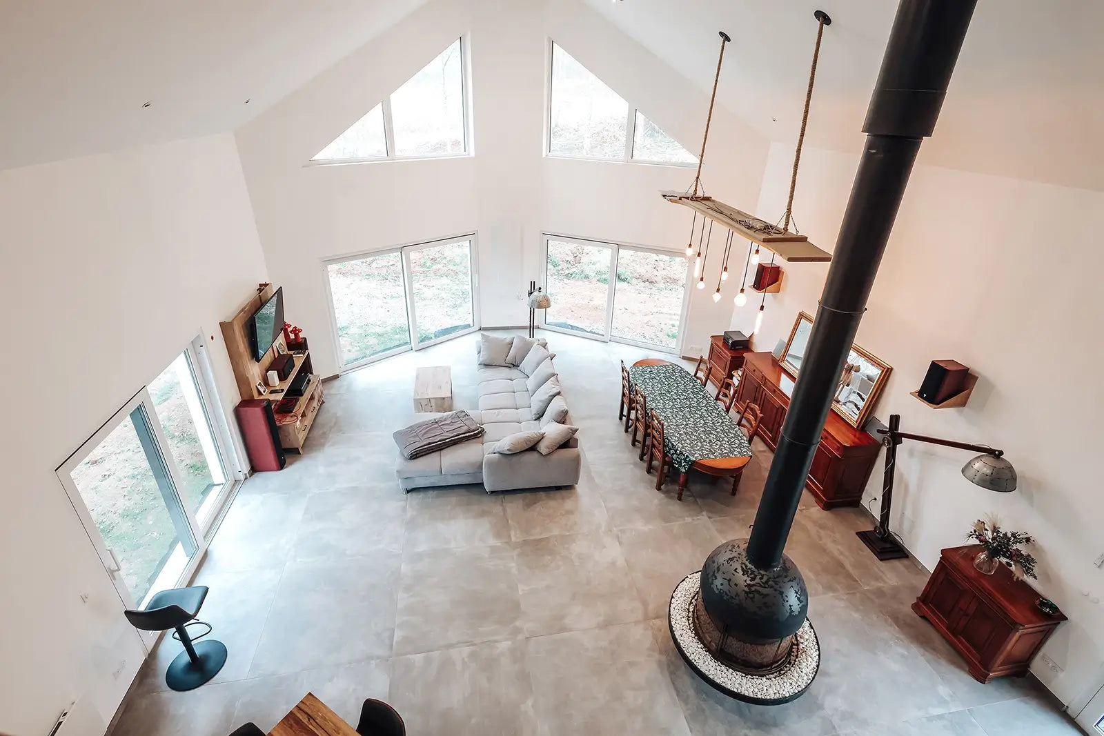 Photographie immobilier haut de gamme à La Trinque avec grand espace de vie - The Mimari Group pour Welmo