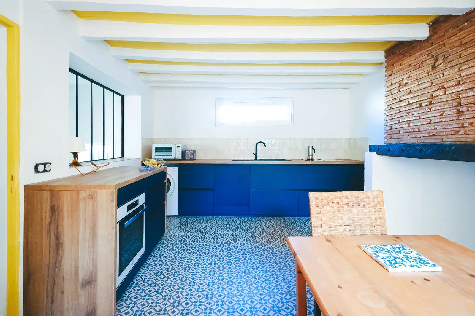 Photographie immobilier haut de gamme à Grenade sur l'Adour avec Cuisine Aménagée - The Mimari Group pour Welmo